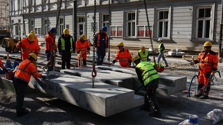 Montaż płyt tramwajowych przy ul. Straszewskiego