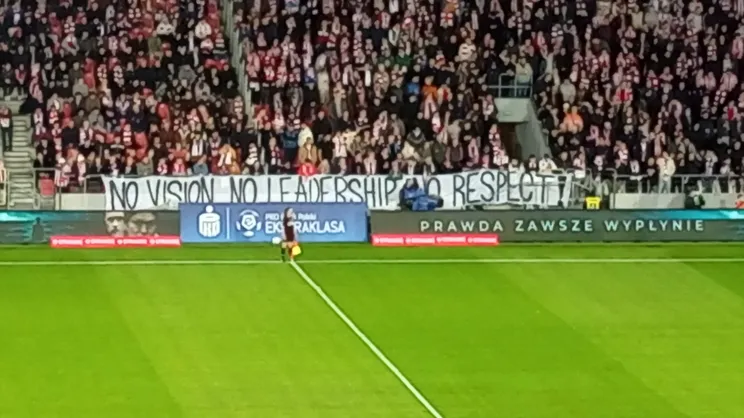 Transparent wywieszony przez kibiców Cracovii