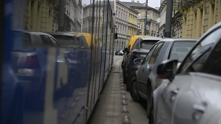 Tramwaj przejeżdżający blisko samochodów na ul. Długiej