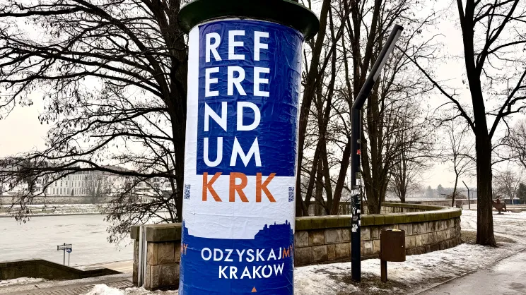 Słup reklamowy z ogłoszeniem dotyczącym referendum