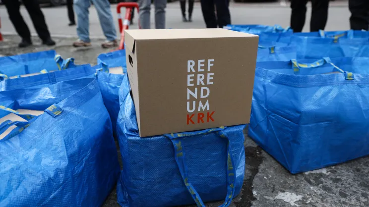 Składanie podpisów pod referendum