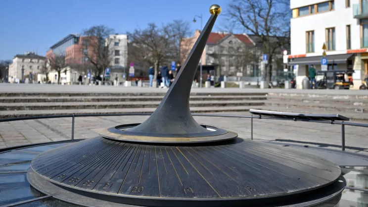 Zegar słoneczny na pl. Wielkiej Armii Napoleona