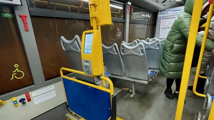 Automat biletowy w wysokopodłogowej części pojazdu