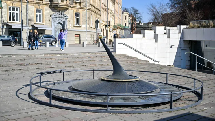 Zegar słoneczny na pl. Wielkiej Armii Napoleona