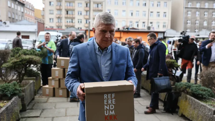 Składanie podpisów pod referendum