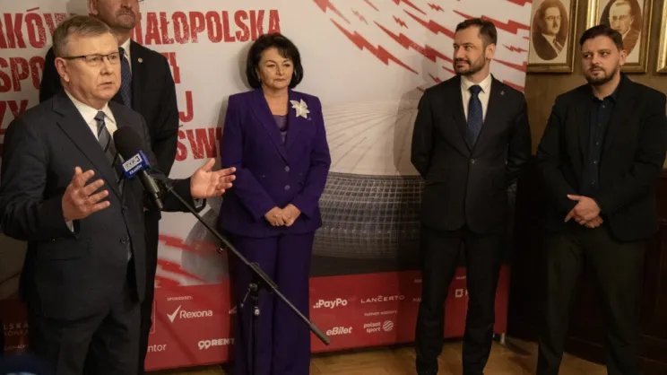 Witold Kozłowski (pierwszy z lewej) w czasie podpisania listu intencyjnego ws. mistrzostw świata siatkarzy