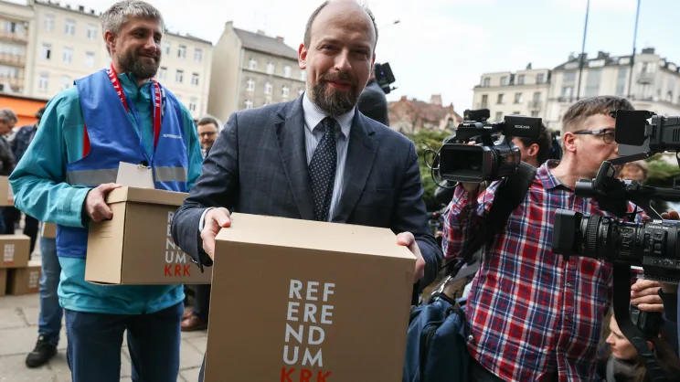 Składanie podpisów pod referendum