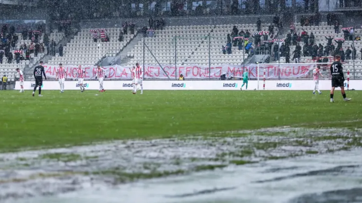 Protest przeciwko pracy w Cracovii Pauliny Dużyk-Dyny