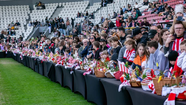 Święcenie pokarmów na stadionie Cracovii