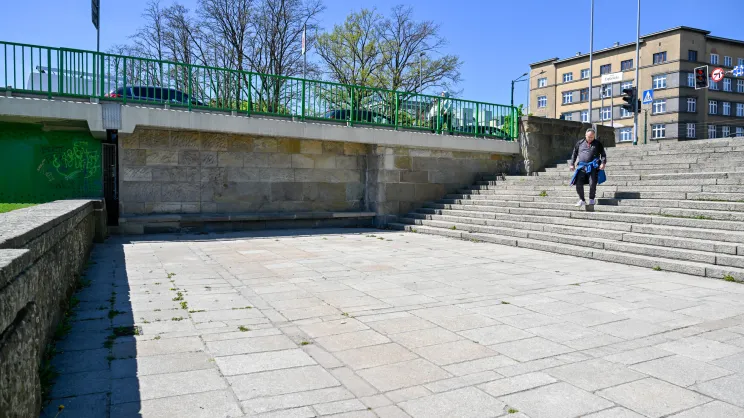 Mur przy Moście Dębnickim