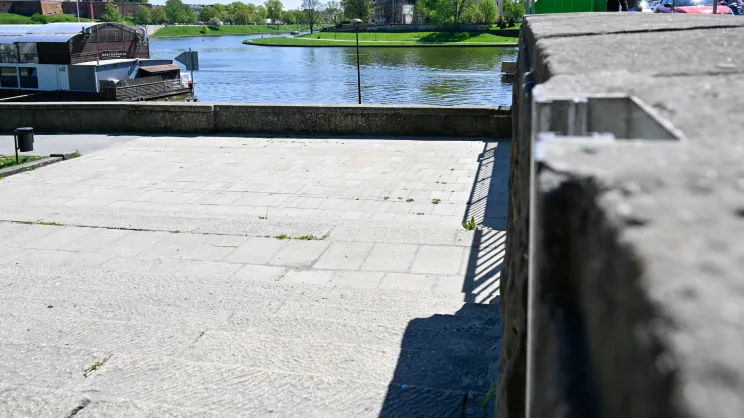 Mur przy Moście Dębnickim