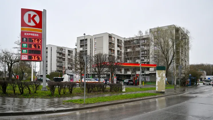 Stacja benzynowa i bloki przy Siewnej 30