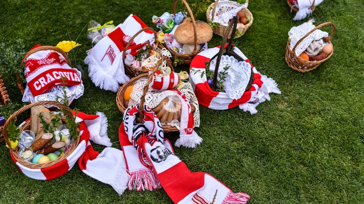 Święcenie pokarmów na stadionie Cracovii