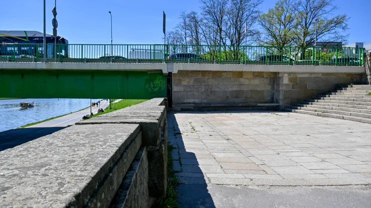 Mur przy Moście Dębnickim