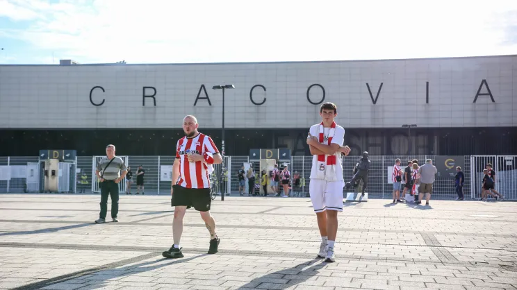 Kibice Cracovii przed stadionem