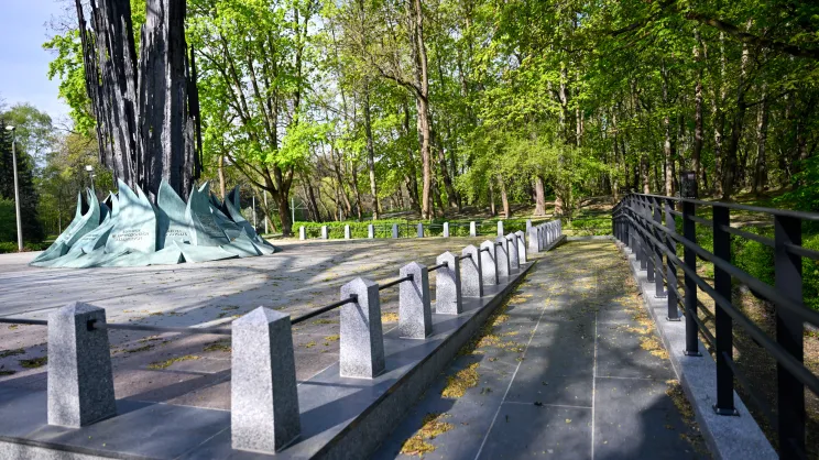 Wyremontowany pomnik w Parku Lotników -  „Ku czci Lotników Polskich poległych na wszystkich frontach II Wojny Światowej”