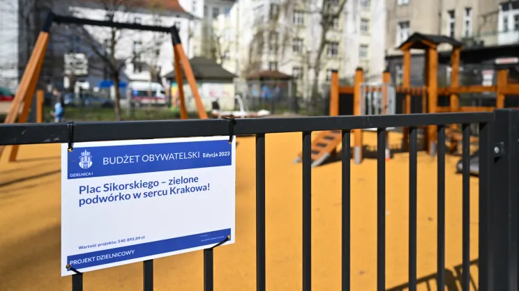 Plac zabaw na Placu Sikorskiego