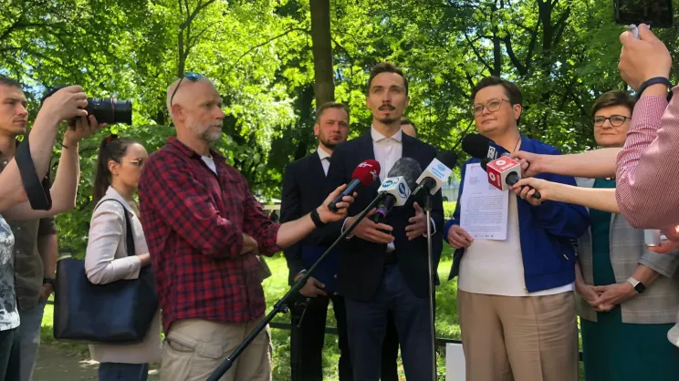 Kamil Kociołek przemawia na konferencji prasowej z Aleksandrem Miszalskim | 19.05.2022