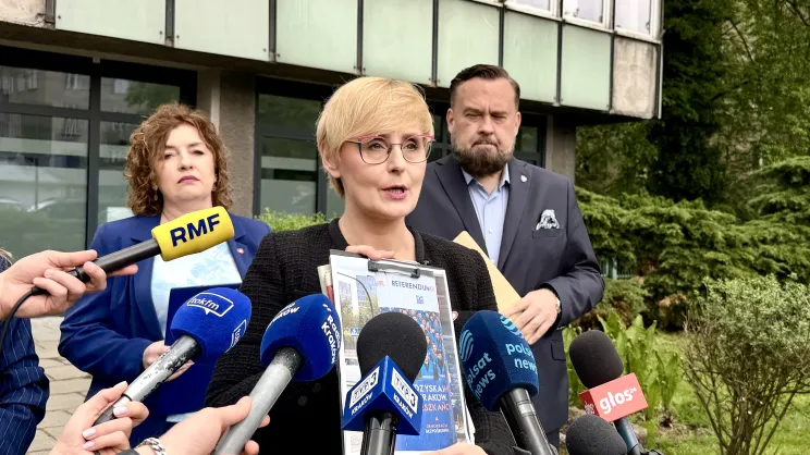 Posłanka KO Katarzyna Matusik-Lipiec w trakcie konferencji przed PKW