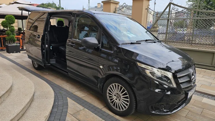 Mercedes IQPD przed hotelem w Krakowie