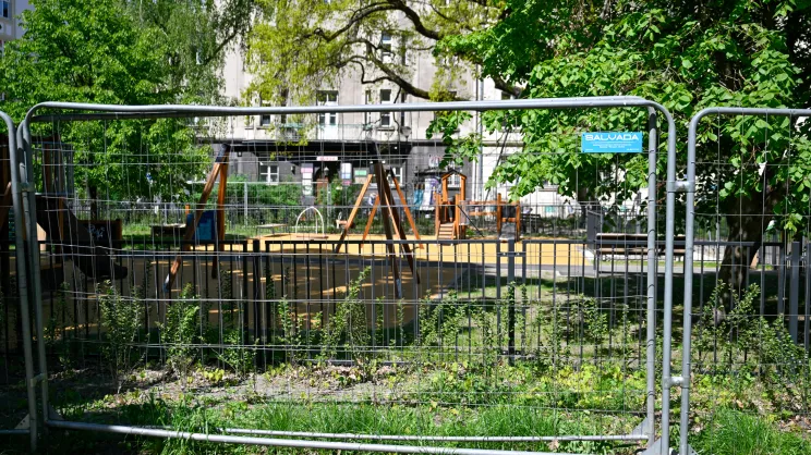 Zamknięty plac zabaw na Placu Sikorskiego