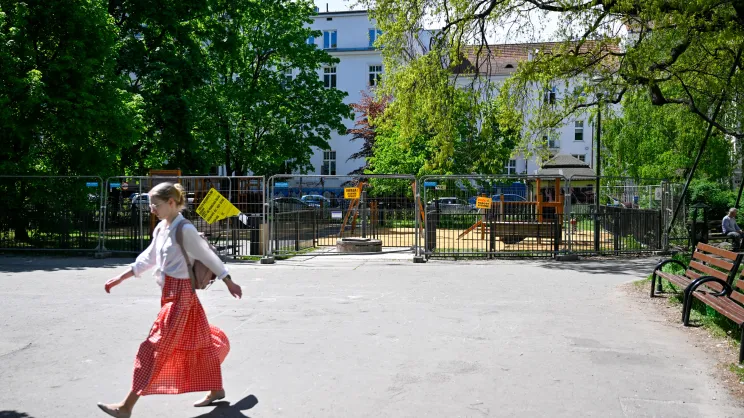 Zamknięty plac zabaw na Placu Sikorskiego