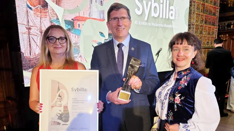 Dyrektor Muzeum Lotnictwa Polskiego, Tomasz Kosecki, z nagrodą (w środku)