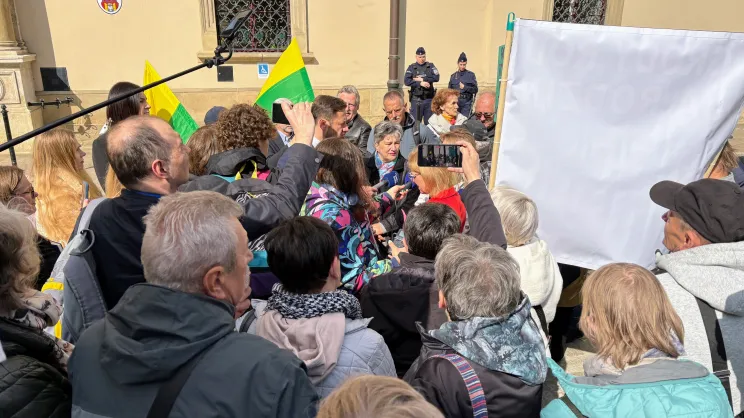 Protest działkowców przed urzędem miasta