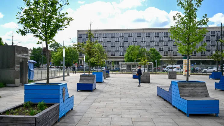 Odmalowane siedziska na placu przed Muzeum Narodowym