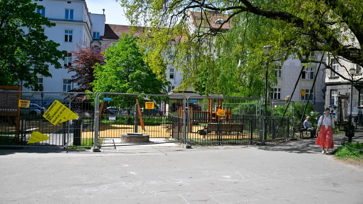 Zamknięty plac zabaw na Placu Sikorskiego