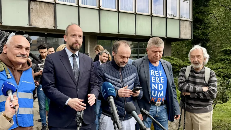 Komitet referendalny przed siedzibą PKW