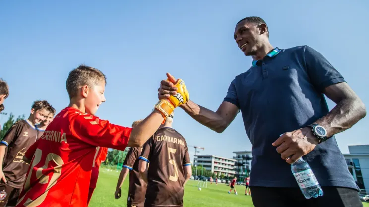 Marcelo z młodymi piłkarzami Garbarni Kraków