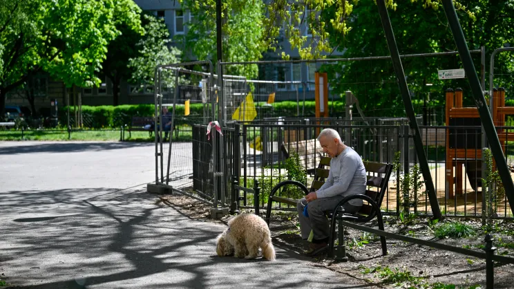 Zamknięty plac zabaw na Placu Sikorskiego