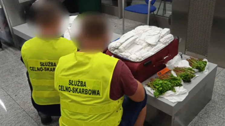 Udaremniony przemyt 100 kg narkotyków na krakowskim lotnisku