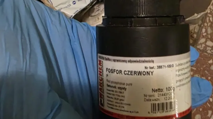 Zabezpieczony pojemnik z fosoforem czerwonym