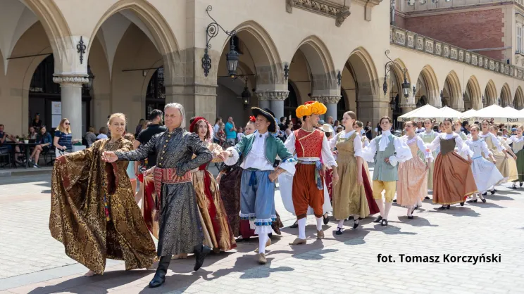 Nieodłącznym elementem festiwalu jest polonez na Rynku Głównym