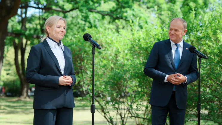 Konferencja prasowa w ogrodach Kancelarii Premiera: Monika Piątkowska, Donald Tusk