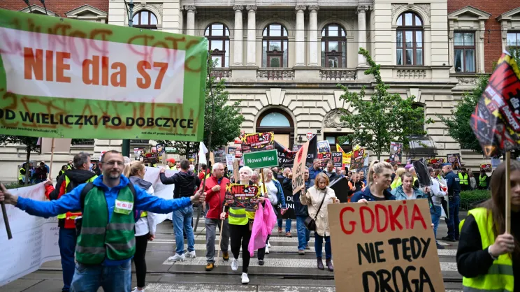 Protest mieszkańców przeciwko planowanej budowie trasy S7