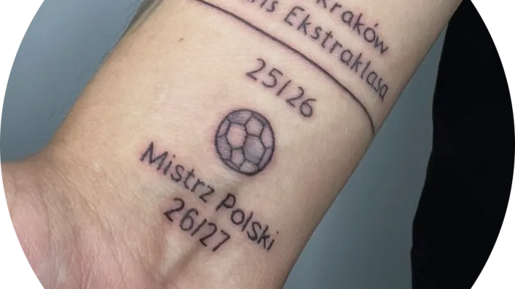 Tatuaż kibica Wisły Kraków z prognozą mistrzostwa Polski w 2027 roku