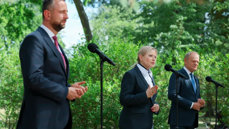 Konferencja prasowa w ogrodach Kancelarii Premiera: Władysław Kosiniak-Kamysz, Monika Piątkowska, Donald Tusk