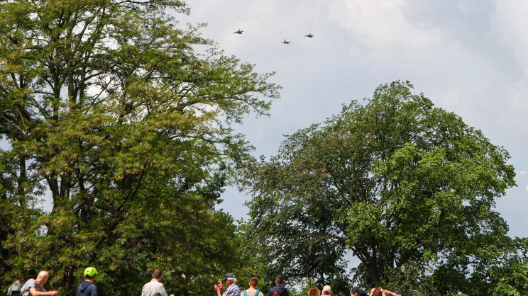 Przelot nowych myśliwców F-35 w eskorcie  F-16 nad Krakowem