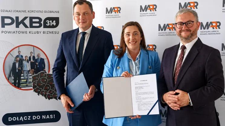 Na zdjęciu: Marcin Kozik, prezes MARR S.A., Kinga Siodłak, dyrektor Województwa Małopolskiego PKB314 oraz Tomasz Tomala, wiceprezes MARR S.A. 