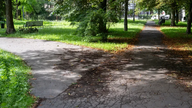 Zniszczona nawierzchnia alejek w Parku Kleparskim