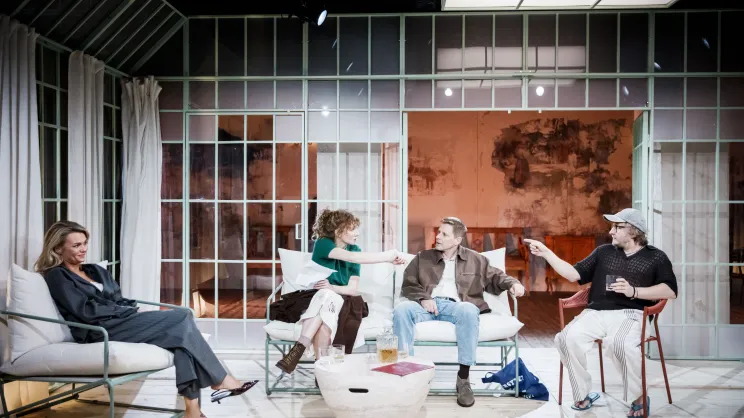 Scena ze spektaklu "Grupa krwi" Teatru Ateneum im. Stefana Jaracza w Warszawie