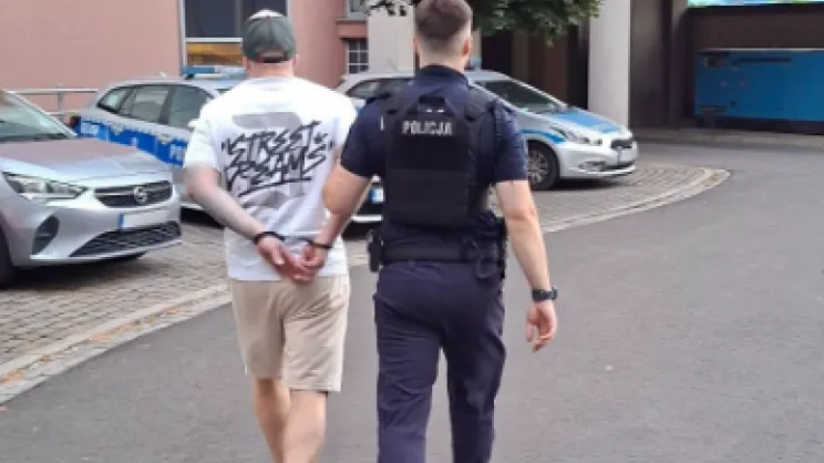 Mężczyzna zatrzymany za znieważenie Ukraińców, prowadzony przez policjanta