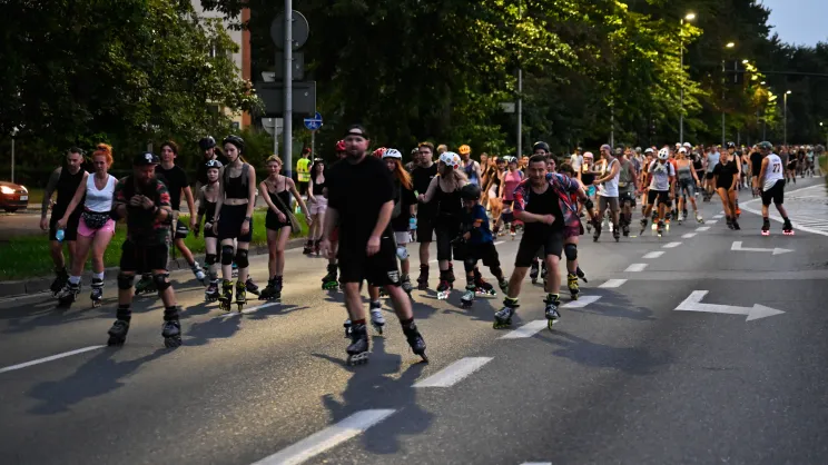 Przejazd nocny ulicami miasta na rolkach