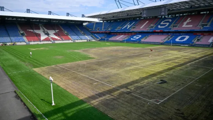 Murawa na stadionie Wisły po koncercie sanah