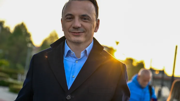 Rozdawanie obwarzanków przez kandydata na prezydenta miasta po wygranej pierwszej turze wyborów.