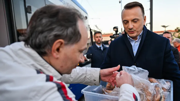 Rozdawanie obwarzanków przez kandydata na prezydenta miasta po wygranej pierwszej turze wyborów.