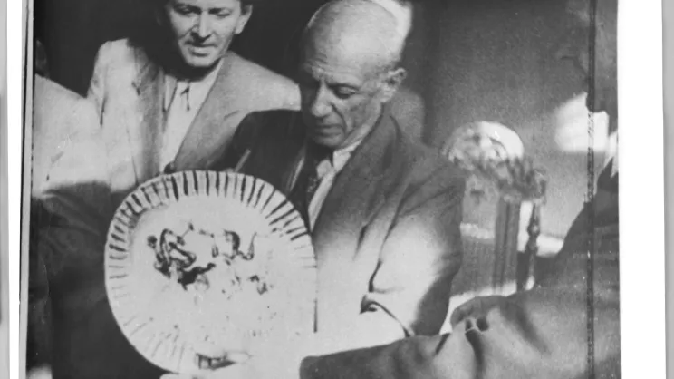 Pablo Picasso z talerzem pojedynek centaurów